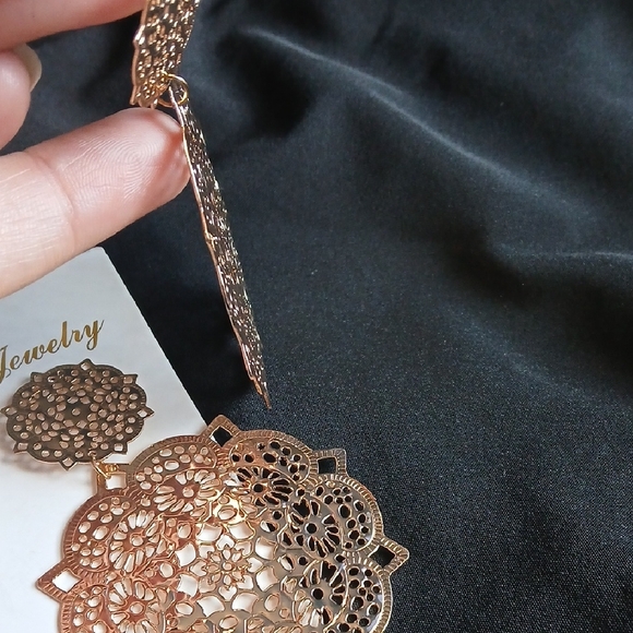 Elegant Gold Filigree Earrings - Picture 4 of 4